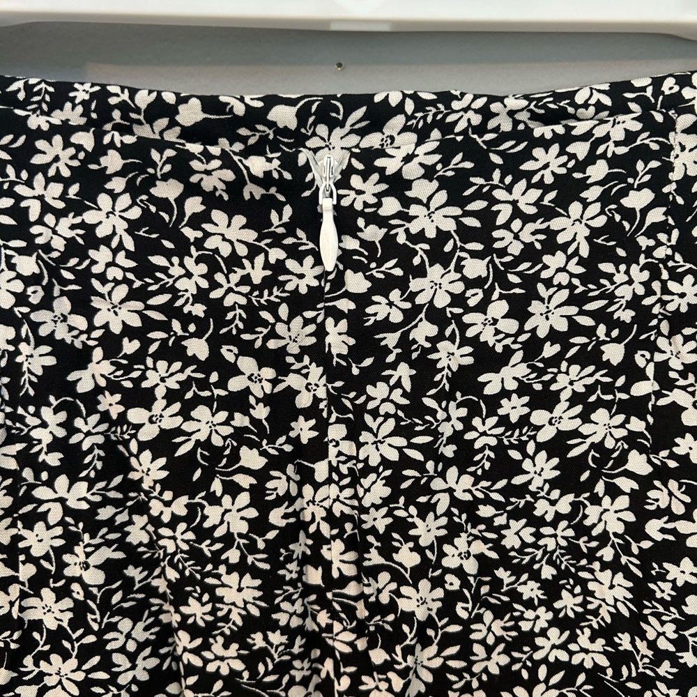 Never worn. Ditsy Floral Split Thigh Skirt size medium - Picture 5 of 7